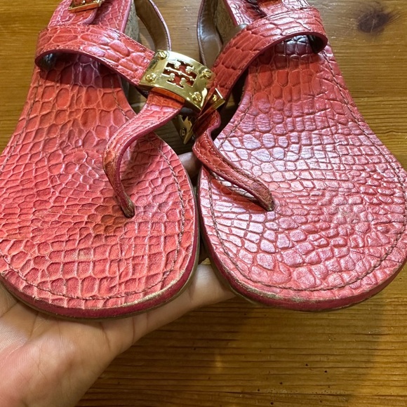 Tory Burch Pink and Brown Croc-Embossed sándals - Picture 4 of 12